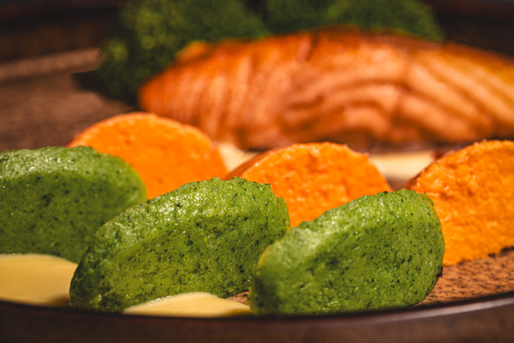 Finger-Food Geroosterde zalm met Hollandaisesaus en broccoli